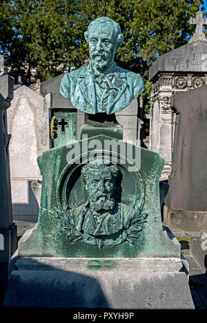 Das Grab von Bildhauer Louis Ernest Barrias (1841-1905) und sein Bruder des Malers Joseph Félix Barrias (1822-1907) im Friedhof Passy, Paris, Frankreich. Stockfoto