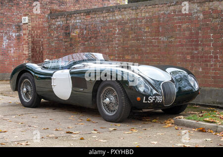 1951 Jaguar Typ C im Bicester Heritage Center Herbst Sonntag Jagtfall. Bicester, Oxfordshire, Großbritannien Stockfoto