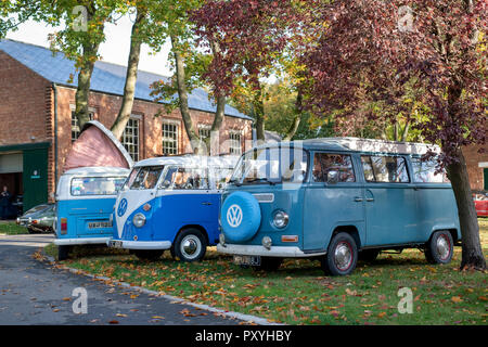 Drei VW-Wohnmobil im Bicester Heritage Center Herbst Sonntag Jagtfall. Bicester, Oxfordshire, Großbritannien Stockfoto