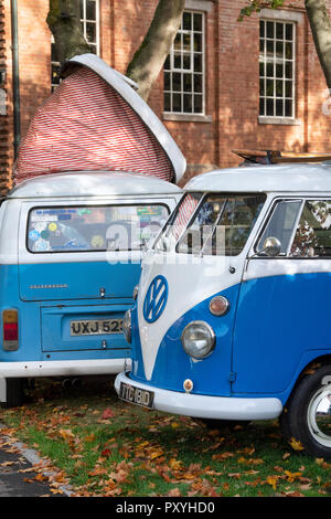 Zwei VW Campervans im Bicester Heritage Center am herbstsonntag. Bicester, Oxfordshire, Großbritannien Stockfoto