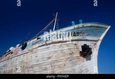 Dieses alte Fischerboot lefton hat der Kai Seite wurde am neuen Hafen von Latchi, Zypern. Die Texturen auf den Rumpf der abblätternde Farbe waren die wichtigsten Stockfoto