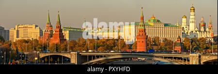 Blick auf den Kreml Türme, Paläste und Kathedralen. Grau smoggy Himmel über Moskau. Große steinerne Brücke über den Moskau - Fluss auf der Vorderseite. Autu Stockfoto