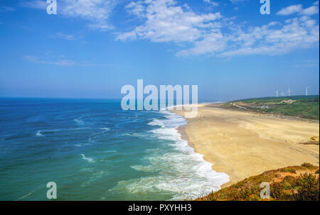 Blick nach Norden Strand (Praia do Norte). Die meisten berühmten Ort der riesigen Wellen für Surfer aus der ganzen Welt. Nazare, Portugal. Stockfoto