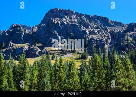 Landschaft am Winkelstück Lake Trail in den Rockies Stockfoto