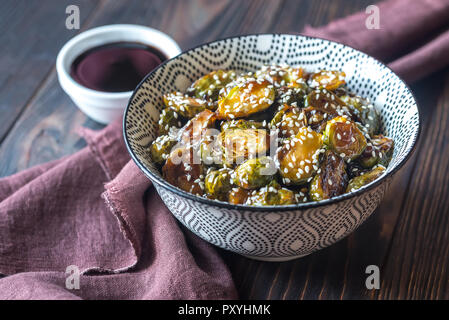 Schale gerösteter Rosenkohl mit Teriyaki Sauce Stockfoto