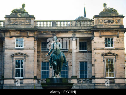 Außenansicht der Statue von König Charles II. im Parlament Platz und die Obersten Gerichte (Gericht Session) in der Altstadt von Edinburgh, Schottland, Großbritannien Stockfoto