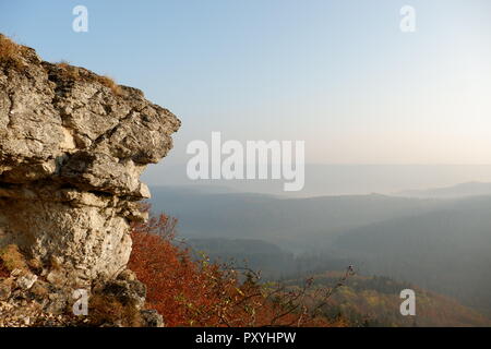 Aussichtspunkt "Hängender Fels" in der Nähe der Burg Hohenzollern im Herbst Stockfoto