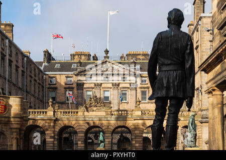 Silhouette der Statue von James Braidwood Vater des britischen Feuerwehr und Edinburgh City Chambers auf der Royal Mile, hinten in der Altstadt von Edinburgh Stockfoto