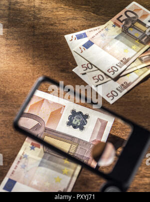 Blick Durch Lupe Auf 50 Euro-Scheine Stockfoto