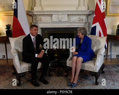 London, Großbritannien. 24 Okt, 2018. Der tschechische Premierminister Andrej Babis, Links, erfüllt mit seinem britischen Amtskollegen Theresa May in London, bei seinem Arbeitsbesuch in Großbritannien am Mittwoch, 24. Oktober 2018. Quelle: Michal Krumphanzl/CTK Photo/Alamy leben Nachrichten Stockfoto