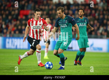 Eindhoven, Niederlande. 24. Oktober. 2018 Tottenham Hotspur ist Harry Kane bei UAFA Champions League Gruppe B Übereinstimmung zwischen PSV Eindhoven und Tottenham Hotspur bei Phillips Stadion, Eindhoven, Niederlande Am 24. Okt 2018. Nur die redaktionelle Nutzung, eine Lizenz für die gewerbliche Nutzung erforderlich. Keine Verwendung in Wetten, Spiele oder einer einzelnen Verein/Liga/player Publikationen. Credit: Aktion Foto Sport/Alamy leben Nachrichten Stockfoto