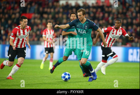 Eindhoven, Niederlande. 24. Oktober. 2018 Tottenham Hotspur ist Harry Kane bei UAFA Champions League Gruppe B Übereinstimmung zwischen PSV Eindhoven und Tottenham Hotspur bei Phillips Stadion, Eindhoven, Niederlande Am 24. Okt 2018. Nur die redaktionelle Nutzung, eine Lizenz für die gewerbliche Nutzung erforderlich. Keine Verwendung in Wetten, Spiele oder einer einzelnen Verein/Liga/player Publikationen. Credit: Aktion Foto Sport/Alamy leben Nachrichten Stockfoto