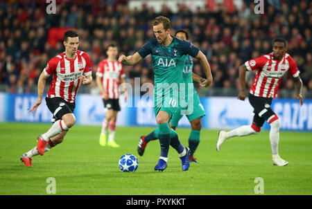 Eindhoven, Niederlande. 24. Oktober. 2018 Tottenham Hotspur ist Harry Kane bei UAFA Champions League Gruppe B Übereinstimmung zwischen PSV Eindhoven und Tottenham Hotspur bei Phillips Stadion, Eindhoven, Niederlande Am 24. Okt 2018. Nur die redaktionelle Nutzung, eine Lizenz für die gewerbliche Nutzung erforderlich. Keine Verwendung in Wetten, Spiele oder einer einzelnen Verein/Liga/player Publikationen. Credit: Aktion Foto Sport/Alamy leben Nachrichten Stockfoto
