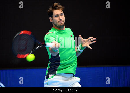 St. Jakobshalle, Basel, Schweiz. 24 Okt, 2018. ATP World Tour, Schweizer Hallenbad Tennis; Dusan Lajovic (SRB), die in Aktion gegen Adrian Mannarino (FRA) in der ersten Runde der Credit: Aktion plus Sport/Alamy leben Nachrichten Stockfoto