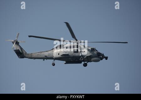 Thessaloniki, Griechenland. 24 Okt, 2018. Eine Griechische Marine Sikorsky S-70B-6 Aegean Hawk gesehen fliegen Während der Testflüge für die militärischen Parade des Zweiten Weltkriegs Jahrestag von Nr.: Giorgos Zachos/SOPA Images/ZUMA Draht/Alamy leben Nachrichten Stockfoto