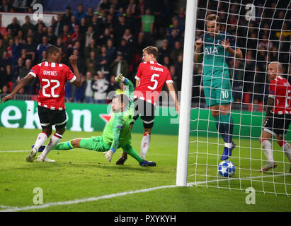 Eindhoven, Niederlande. 24. Oktober. 2018 Tottenham Hotspur der Davinson Sanchez Kerben, bekam aber bei UAFA Champions League Gruppe B Übereinstimmung zwischen PSV Eindhoven und Tottenham Hotspur bei Phillips Stadion, Eindhoven, Niederlande unzulässig am 24. Okt 2018. Nur die redaktionelle Nutzung, eine Lizenz für die gewerbliche Nutzung erforderlich. Keine Verwendung in Wetten, Spiele oder einer einzelnen Verein/Liga/player Publikationen. Credit: Aktion Foto Sport/Alamy leben Nachrichten Stockfoto