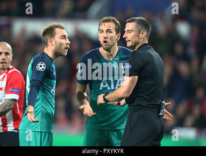 Eindhoven, Niederlande. 24. Oktober. 2018 Tottenham Hotspur ist Harry Kane mit der Entscheidung nicht glücklich während UAFA Champions League Gruppe B Übereinstimmung zwischen PSV Eindhoven und Tottenham Hotspur bei Phillips Stadion, Eindhoven, Niederlande Am 24. Okt 2018. Nur die redaktionelle Nutzung, eine Lizenz für die gewerbliche Nutzung erforderlich. Keine Verwendung in Wetten, Spiele oder einer einzelnen Verein/Liga/player Publikationen. Credit: Aktion Foto Sport/Alamy leben Nachrichten Stockfoto