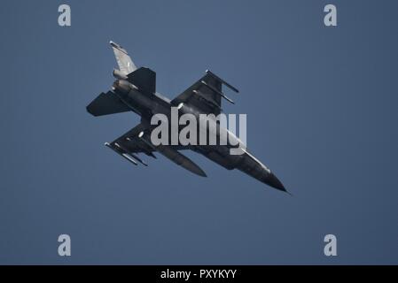 Thessaloniki, Griechenland. 24 Okt, 2018. Ein Hellenic Air Force Lockheed F-16 Block 50, gesehen fliegen Während der Testflüge für die militärischen Parade des Zweiten Weltkriegs Jahrestag von Nr.: Giorgos Zachos/SOPA Images/ZUMA Draht/Alamy leben Nachrichten Stockfoto