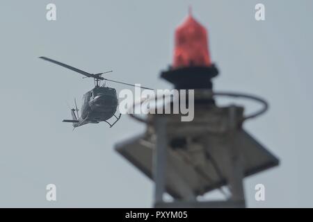 Thessaloniki, Griechenland. 24 Okt, 2018. Ein Hellenic Army Aviation UH-1H (Huey) fliegen Während der Testflüge für die militärischen Parade des Zweiten Weltkriegs Jahrestag von Nr.: Giorgos Zachos/SOPA Images/ZUMA Draht/Alamy leben Nachrichten Stockfoto