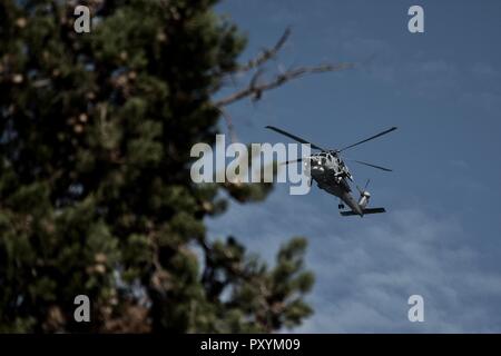 Thessaloniki, Griechenland. 24 Okt, 2018. Eine Griechische Marine Sikorsky S-70B-6 Aegean Hawk gesehen fliegen Während der Testflüge für die militärischen Parade des Zweiten Weltkriegs Jahrestag von Nr.: Giorgos Zachos/SOPA Images/ZUMA Draht/Alamy leben Nachrichten Stockfoto