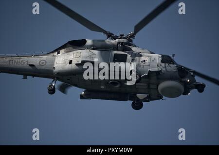 Thessaloniki, Griechenland. 24 Okt, 2018. Eine Griechische Marine Sikorsky S-70B-6 Aegean Hawk gesehen fliegen Während der Testflüge für die militärischen Parade des Zweiten Weltkriegs Jahrestag von Nr.: Giorgos Zachos/SOPA Images/ZUMA Draht/Alamy leben Nachrichten Stockfoto