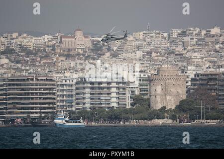 Thessaloniki, Griechenland. 24 Okt, 2018. Eine Griechische Marine Sikorsky S-70B-6 Aegean Hawk gesehen fliegen Während der Testflüge für die militärischen Parade des Zweiten Weltkriegs Jahrestag von Nr.: Giorgos Zachos/SOPA Images/ZUMA Draht/Alamy leben Nachrichten Stockfoto