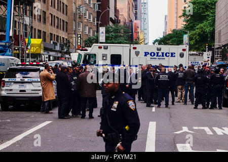 New York, USA. 24 Okt, 2018. Polizisten sind außerhalb des Time Warner Center, CNN in New York, USA, am Okt. 24, 2018 gesehen. Ein verdächtiges Paket war bei den US-news CNN New York Büros am Mittwoch gefunden, woraufhin eine Evakuierung des Gebäudes. Credit: Li Muzi/Xinhua/Alamy leben Nachrichten Stockfoto