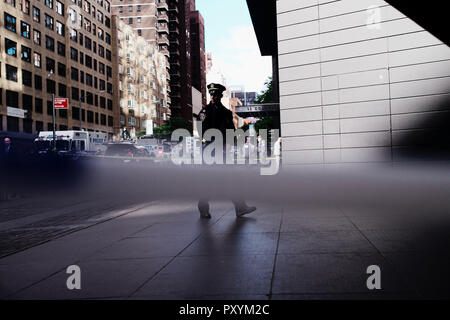 New York, USA. 24 Okt, 2018. Ein Polizeioffizier Wachen außerhalb des Time Warner Center, CNN in New York, USA, am Okt. 24, 2018. Ein verdächtiges Paket war bei den US-news CNN New York Büros am Mittwoch gefunden, woraufhin eine Evakuierung des Gebäudes. Credit: Li Muzi/Xinhua/Alamy leben Nachrichten Stockfoto