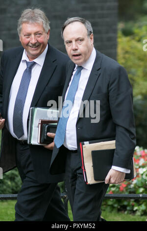 London, Großbritannien. 24 Okt, 2018. Nigel Dodds (R), der stellvertretende Chef der unionistische DUP Democratic Unionist Party, und Sammy Wilson MP Ankommen in der Downing Street für ein Treffen mit dem Ministerpräsidenten Theresa May zu den laufenden Verhandlungen Brexit Credit: Amer ghazzal/Alamy Live diskutieren News Stockfoto