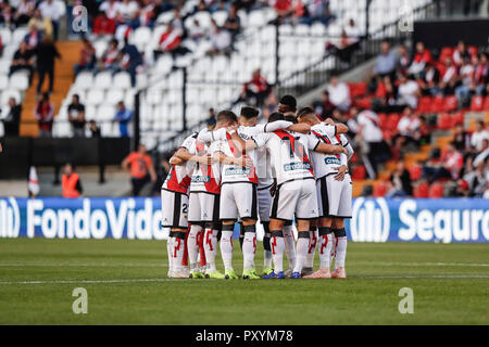 Madrid, Spanien. 24 Okt, 2018. Campo de Futbol de Vallecas, Madrid, Spanien. 24 Okt, 2018. Liga Fußball, Rayo Vallecano gegen Athletic Bilbao; Rayo Vallecano huddle pre-game: Aktion plus Sport/Alamy leben Nachrichten Stockfoto