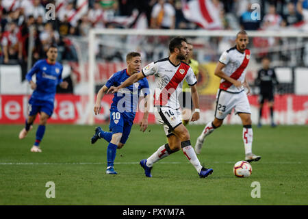 Madrid, Spanien. 24 Okt, 2018. Campo de Futbol de Vallecas, Madrid, Spanien. 24 Okt, 2018. Liga Fußball, Rayo Vallecano gegen Athletic Bilbao; Jordi Amat (Rayo Vallecano) bewegt sich nach vorne mit dem Ball Credit: Aktion plus Sport/Alamy leben Nachrichten Stockfoto