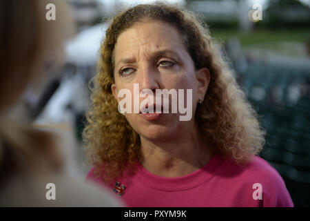 Miami, Vereinigte Staaten von Amerika. 29 Okt, 2016. MIAMI, FL - 29 Oktober: Rep. Debbie Wasserman Schultz (D-FL) und die US-amerikanische Kandidat Rep. Patrick Murphy (D-PA) sprechen, bevor Sie den Get Loud für Hillary Clinton bei gotv Konzert in Miami im Bayfront Park Amphitheater am 29. Oktober 2016 in Miami, Florida Personen: Debbie Wasserman Schultz Credit: Stürme Media Group/Alamy leben Nachrichten Stockfoto