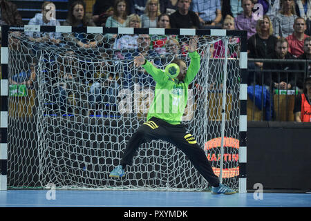 Wetzlar, Deutschland. 24 Okt, 2018. 24. Oktober 2018, Deutschland, Wetzlar: Handball: EM-Qualifikation, Deutschland - Israel, 2. Qualifikation, Gruppe 1, 1. Spieltag in der Rittal Arena. Torhüter Andreas Wolff von Deutschland verhindert ein Ziel. Credit: Silas Stein/dpa/Alamy leben Nachrichten Stockfoto