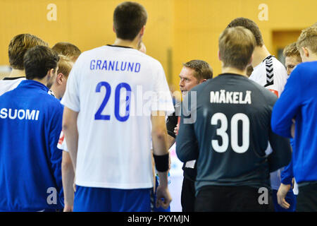 Pilsen, Tschechische Republik. 24 Okt, 2018. Finnische Head Coach Toni Kallio (Mitte) beauftragt seine Spieler bei der näheren Bestimmung der Europäischen Männer Handball Meisterschaft der Tschechischen Republik vs Finnland in Pilsen, Tschechische Republik, 24. Oktober 2018. Credit: Miroslav Chaloupka/CTK Photo/Alamy leben Nachrichten Stockfoto