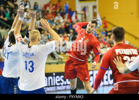 Pilsen, Tschechische Republik. 24 Okt, 2018. Roman Becvar (CZE), die in Aktion bei der näheren Bestimmung der Europäischen Männer Handball Meisterschaft der Tschechischen Republik vs Finnland in Pilsen, Tschechische Republik, 24. Oktober 2018. Credit: Miroslav Chaloupka/CTK Photo/Alamy leben Nachrichten Stockfoto