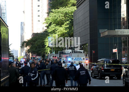 New York, NY, USA. 24 nd. Okt. 2018. Eine scheinbare Rohrbombe wurde in der mail Zimmer von Cable News Network (CNN) im Time Warner Center gefunden. Zusätzlich wird ein Paket mit weißem Pulver war auch in der Poststelle der Nachrichten Netz auf Columbus Circle entdeckt, die am 24. Oktober 2018, das NYPD sagte. Paket wurden auch: Ehemalige Präsidenten Barack Obama und Bill Clinton, Hillary Clinton, ehemaliger Justizminister Eric Holder und Milliardär George Soros, unter anderem gesendet. © 2018 G. Ronald Lopez/DigiPixsAgain. us/Alamy leben Nachrichten Stockfoto