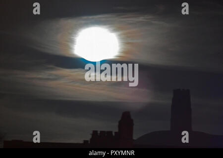 Bristol, UK. 24 Okt, 2018. UK Wetter. Hunters Moon über Dächer und Glastonbury Tor gesehen. Credit: Robert Timoney/Alamy leben Nachrichten Stockfoto