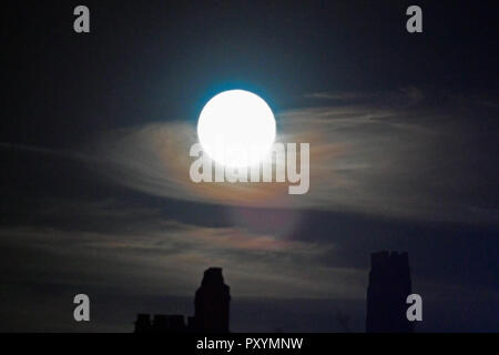 Bristol, UK. 24 Okt, 2018. UK Wetter. Hunters Moon über Glastonbury Tor Credit gesehen: Robert Timoney/Alamy leben Nachrichten Stockfoto