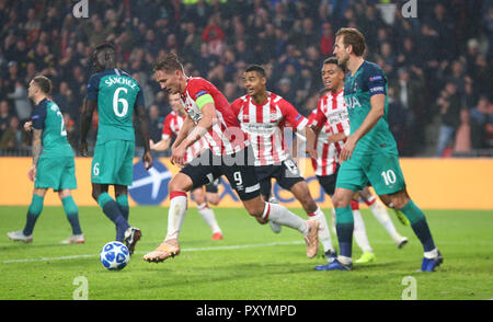 Eindhoven, Niederlande. 24. Oktober. 2018 Luuk de Jong von PSV Eindhoven Kerben seine Seiten equalizing Ziel der Score 2-2 zu machen - während UAFA Champions League Gruppe B Übereinstimmung zwischen PSV Eindhoven und Tottenham Hotspur bei Phillips Stadion, Eindhoven, Niederlande Am 24. Okt 2018. Kredit Aktion Foto Sport Foto Credit: Action Sport / alamy Leben Nachrichten Stockfoto