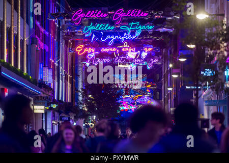 London, Großbritannien. 24. Oktober 2018. Die Weihnachtsbeleuchtung in der Carnaby Street, in diesem Jahr werden in der Form von den Lyrics zu Queen's Bohemian Rhapsody mit der Veröffentlichung des Films "Bohemian Rhapsody", die in den britischen Kinos eröffnet heute übereinzustimmen. Credit: Stephen Chung/Alamy leben Nachrichten Stockfoto