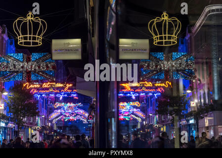 London, Großbritannien. 24. Oktober 2018. Die Weihnachtsbeleuchtung in der Carnaby Street, in diesem Jahr werden in der Form von den Lyrics zu Queen's Bohemian Rhapsody mit der Veröffentlichung des Films "Bohemian Rhapsody", die in den britischen Kinos eröffnet heute übereinzustimmen. Credit: Stephen Chung/Alamy leben Nachrichten Stockfoto