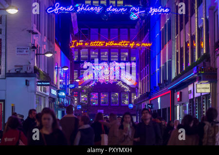 London, Großbritannien. 24. Oktober 2018. Die Weihnachtsbeleuchtung in der Carnaby Street, in diesem Jahr werden in der Form von den Lyrics zu Queen's Bohemian Rhapsody mit der Veröffentlichung des Films "Bohemian Rhapsody", die in den britischen Kinos eröffnet heute übereinzustimmen. Credit: Stephen Chung/Alamy leben Nachrichten Stockfoto