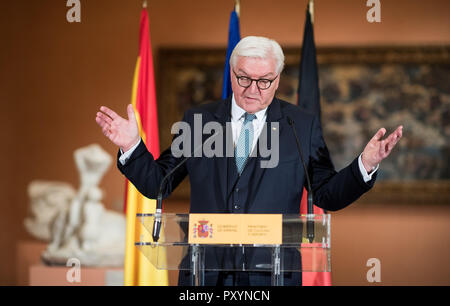 Madrid, Spanien. 24 Okt, 2018. 24 Oktober 2018, Spanien, Madrid: Bundespräsident Dr. Frank-Walter Steinmeier spricht bei der Eröffnung der Ausstellung "Beckmann Exil Zahlen" im Museum Thyssen-Bornemisza. Präsident Steinmeier und seine Frau sind auf einem zweitägigen Besuch in Spanien. Quelle: Bernd von Jutrczenka/dpa/Alamy leben Nachrichten Stockfoto