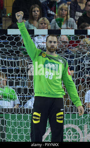 Wetzlar, Deutschland. 24 Okt, 2018. 24. Oktober 2018, Deutschland, Wetzlar: Handball: EM-Qualifikation, Deutschland - Israel, 2. Qualifikation, Gruppe 1, 1. Spieltag in der Rittal Arena. Torhüter Andreas Wolff von Deutschland cheers ein Ziel von seinem Teamkollegen Reichmann. Credit: Silas Stein/dpa/Alamy leben Nachrichten Stockfoto