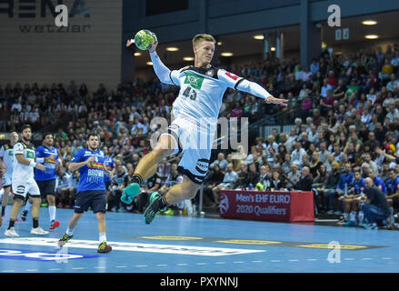 Wetzlar, Deutschland. 24 Okt, 2018. 24. Oktober 2018, Deutschland, Wetzlar: Handball: EM-Qualifikation, Deutschland - Israel, 2. Qualifikation, Gruppe 1, 1. Spieltag in der Rittal Arena. Niclas Pieczkowski der schneidet Deutschland das Ziel. Credit: Silas Stein/dpa/Alamy leben Nachrichten Stockfoto