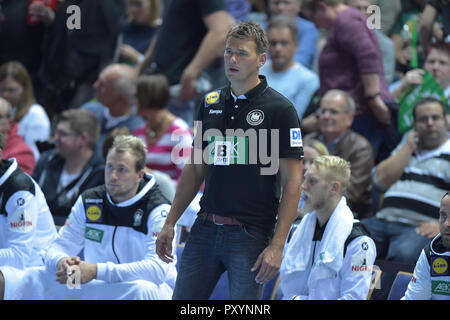 Wetzlar, Deutschland. 24 Okt, 2018. 24. Oktober 2018, Deutschland, Wetzlar: Handball: EM-Qualifikation, Deutschland - Israel, 2. Qualifikation, Gruppe 1, 1. Spieltag in der Rittal Arena. Deutschlands Bundestrainer Christian Prokop folgt das Spiel. Credit: Silas Stein/dpa/Alamy leben Nachrichten Stockfoto