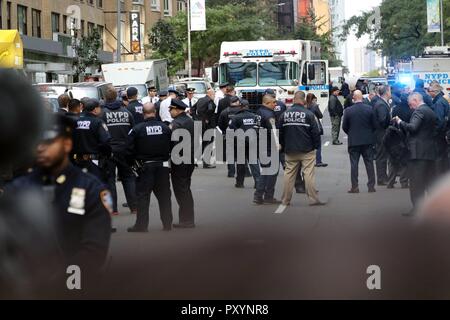 New York, New York, USA. 24 Okt, 2018. Eine scheinbare Rohrbombe wurde in der mail Zimmer von Cable News Network (CNN) im Time Warner Center gefunden. Zusätzlich wird ein Paket mit weißem Pulver war auch in der Poststelle der Nachrichten Netz auf Columbus Circle entdeckt, die NYPD sagte. Credit: G. Ronald Lopez/ZUMA Draht/Alamy leben Nachrichten Stockfoto