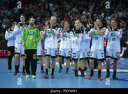 Wetzlar, Deutschland. 24 Okt, 2018. 24. Oktober 2018, Deutschland, Wetzlar: Handball: EM-Qualifikation, Deutschland - Israel, 2. Qualifikation, Gruppe 1, 1. Spieltag in der Rittal Arena. Die Spieler von Deutschland jubeln den 37:21 Sieg gegen Israel. Credit: Silas Stein/dpa/Alamy leben Nachrichten Stockfoto