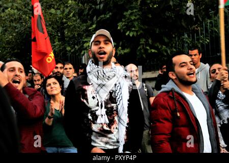 Athen, Griechenland. 24 Okt, 2018. Die demonstranten gesehen gesammelt, während während des Protestes schreien. libanesischen Kommunisten leben in Griechenland vor der Französischen Botschaft in Athen zeigen, wie die Solidarität mit Georges Ibrahim Abdallah, der verhaftet und ins Gefängnis vor 35 Jahren von der französischen Polizei verurteilt, verlangt seine sofortige Freilassung. Credit: Helen Paroglou/SOPA Images/ZUMA Draht/Alamy leben Nachrichten Stockfoto