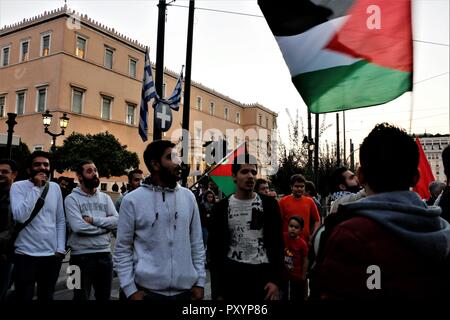 Athen, Griechenland. 24 Okt, 2018. Die demonstranten gesehen gesammelt, während während des Protestes schreien. libanesischen Kommunisten leben in Griechenland vor der Französischen Botschaft in Athen zeigen, wie die Solidarität mit Georges Ibrahim Abdallah, der verhaftet und ins Gefängnis vor 35 Jahren von der französischen Polizei verurteilt, verlangt seine sofortige Freilassung. Credit: Helen Paroglou/SOPA Images/ZUMA Draht/Alamy leben Nachrichten Stockfoto